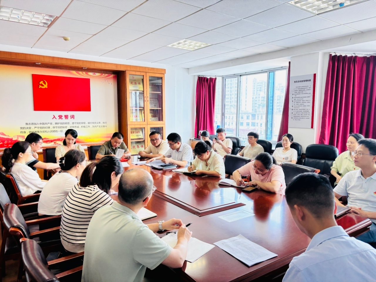 第四党支部开展深入贯彻中央八项规定精神学习教育集中学习.jpg